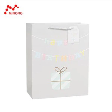 Pequeñas bolsas de papel con asas